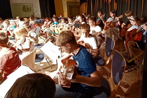 Das Gitarrenorchester der Jugendmusikschule Brühl beim Jahreskonzert 2026