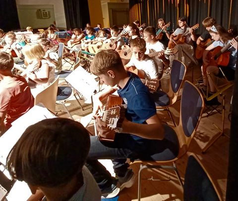 Das Gitarrenorchester der Jugendmusikschule Brühl beim Jahreskonzert 2026