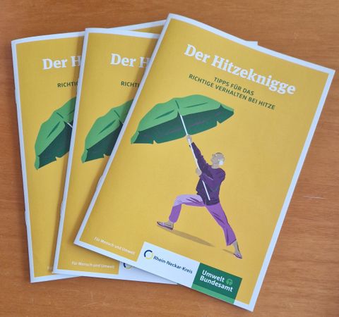 Der „Hitzeknigge“ liegt ab sofort an der Rathauspforte aus und wird kostenlos ausgegeben.