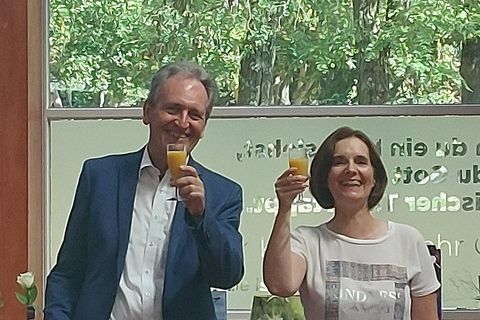 Bürgermeister Dr. Ralf Göck und Daniela Gaisbauer stießen mit allen Gästen auf den „runden Geburtstag“ an