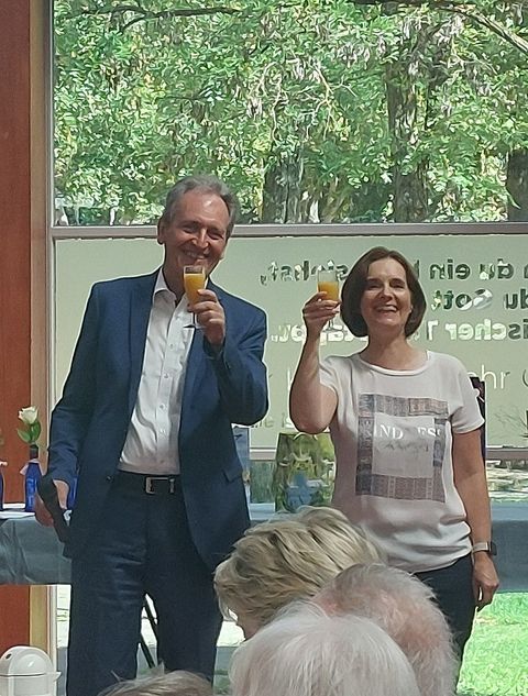 Bürgermeister Dr. Ralf Göck und Daniela Gaisbauer stießen mit allen Gästen auf den „runden Geburtstag“ an