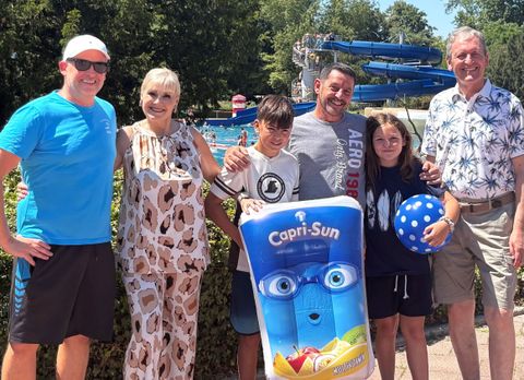 Bäderleiter Patrick Berndt, Kiosk-Pächterin Britta Fassner, die 55.555. Besucher Aaron, Robert und Chiara Drothler und Bürgermeister Dr. Ralf Göck bei 30 Grad im mit 1.700 Besuchern gut besuchten Freibad