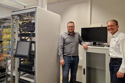 Amtsleiter Andreas Willemsen und Bürgermeister Dr. Ralf Göck im übersichtlich neugestalteten Serverraum 