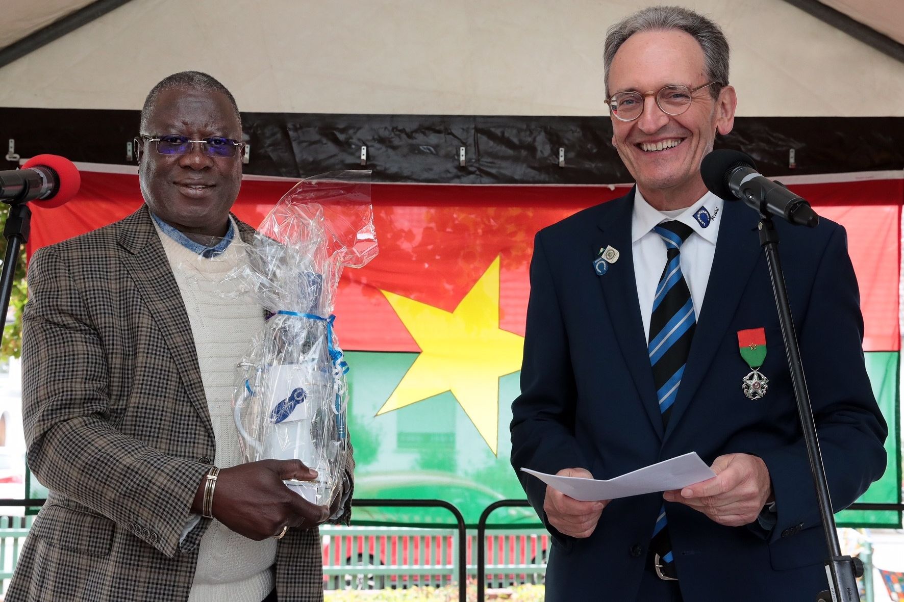 Freunde geworden: Armand Abgas und Dr. Ralf Göck halten wöchentlich Kontakt, hier bei der Geschenkübergabe im Rahmen des 25-Jahr-Jubiläums