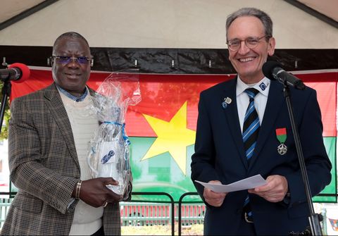 Freunde geworden: Armand Abgas und Dr. Ralf Göck halten wöchentlich Kontakt, hier bei der Geschenkübergabe im Rahmen des 25-Jahr-Jubiläums