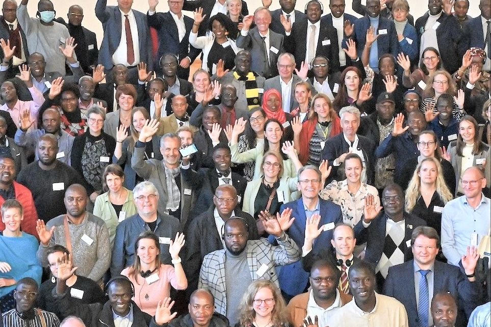 Die Aktiven Hans Zelt, Charles Abgas, Ralf Göck und Abel Abga in der dritten Reihe des Gesamtbilds der Konferenz