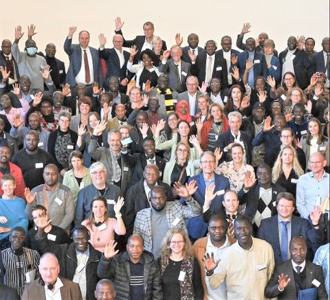 Die Aktiven Hans Zelt, Charles Abgas, Ralf Göck und Abel Abga in der dritten Reihe des Gesamtbilds der Konferenz