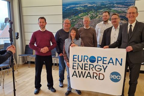 Beim offiziellen Start mit dem eea-Logo: Michael Boeke, Jochen Ungerer, Birgit Sehls, Peter Kolbe, Andreas Willemsen, Dr. Andreas Askani und Bürgermeister Dr. Ralf Göck (v.l.n.r.), und „bruehl-news“-Kameramann Sebastian Jung hielt das Ganze auch per Video