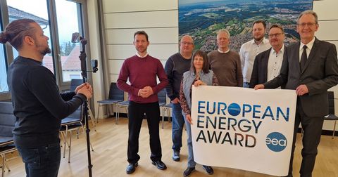 Beim offiziellen Start mit dem eea-Logo: Michael Boeke, Jochen Ungerer, Birgit Sehls, Peter Kolbe, Andreas Willemsen, Dr. Andreas Askani und Bürgermeister Dr. Ralf Göck (v.l.n.r.), und „bruehl-news“-Kameramann Sebastian Jung hielt das Ganze auch per Video