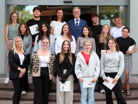 Zum Start des neuen Ausbildungsjahres begrüßen Bürgermeister Dr. Göck und Anna-Lena Schneider die Auszubildenden, Praktikanten/innen und FSJ-ler/innen im Rathaus