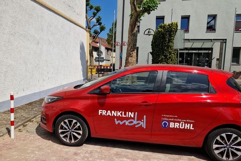 Das erste Carsharing-Auto in Brühl steht auf dem Parkplatz vor dem Rathaus.