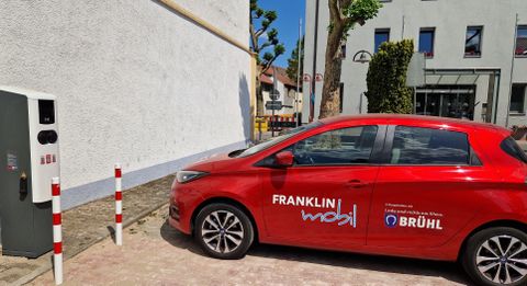 Das erste Carsharing-Auto in Brühl steht auf dem Parkplatz vor dem Rathaus.