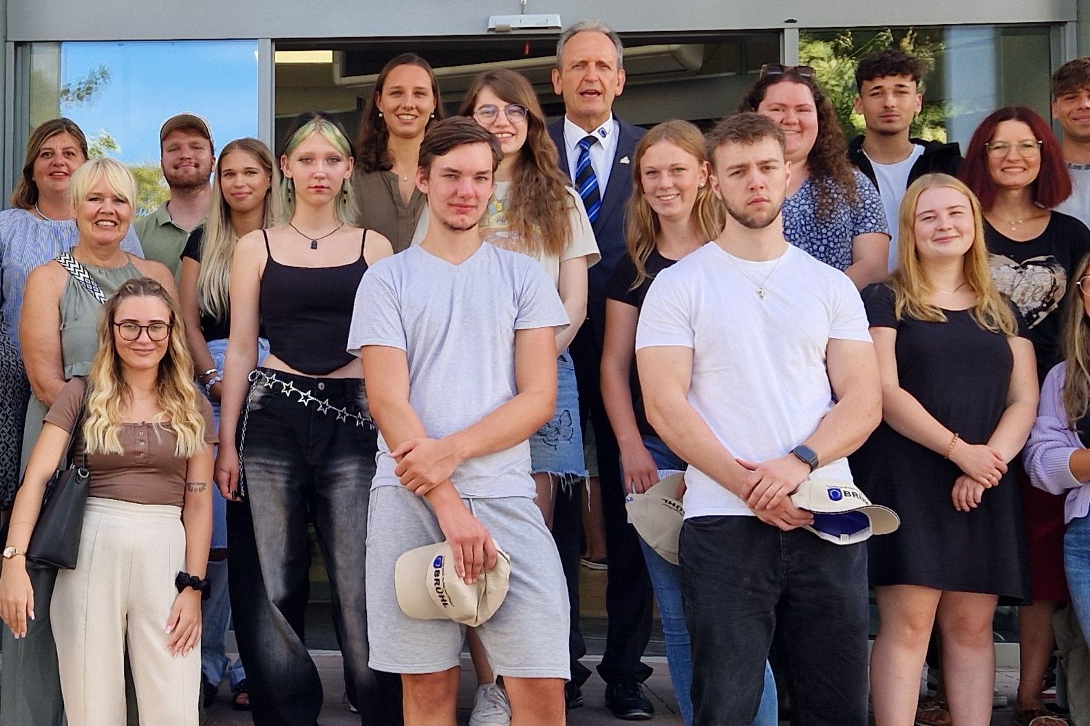 Zum Start des neuen Ausbildungsjahres begrüßen Bürgermeister Dr. Göck und Anna-Lena Schneider die Auszubildenden, Praktikanten/innen und FSJ-ler/innen im Rathaus. 