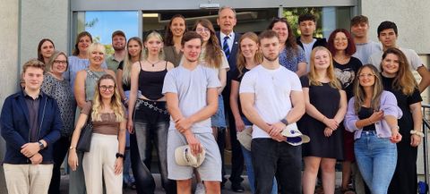 Zum Start des neuen Ausbildungsjahres begrüßen Bürgermeister Dr. Göck und Anna-Lena Schneider die Auszubildenden, Praktikanten/innen und FSJ-ler/innen im Rathaus. 