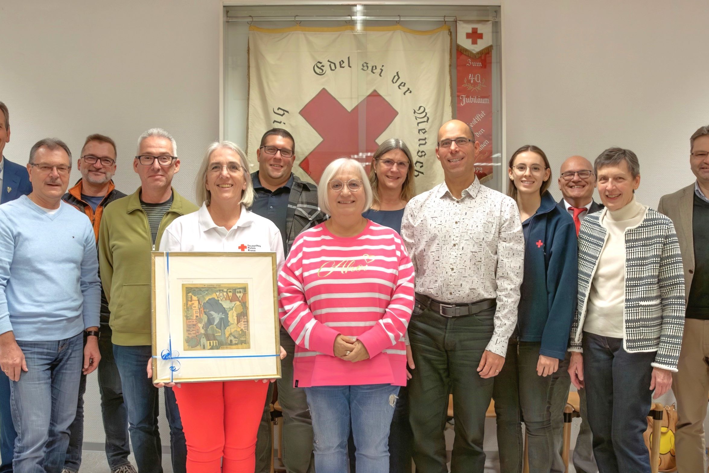 Bürgermeister Dr. Ralf Göck (li.) zeichnete zusammen mit Michael Bartonek (3. v. re.) und Prof. Patrick Wuchter (re.) die Jubiläums-Blutspenderinnen und -spender aus.