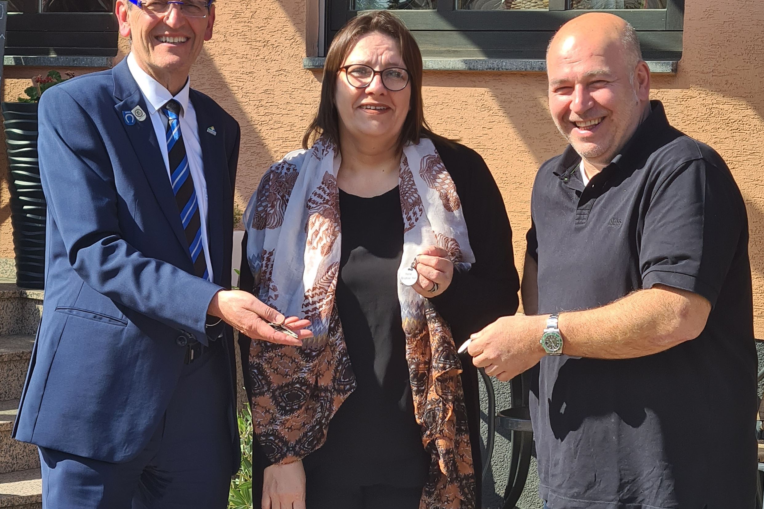 Bürgermeister Dr. Ralf Göck und Isabelle Benkart bei der Schlüsselübergabe am 1. Juni mit Vermieter Athanasios Kosmadakis