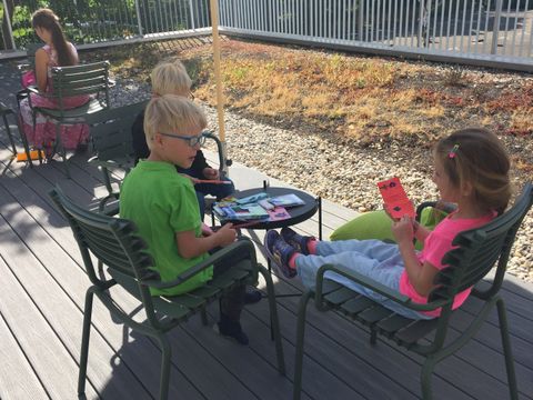 Basteln auf der Terrasse der Gemeindebücherei