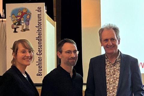 VHS-Leiterin Carolin Brunner, Chefarzt der Altersmedizin an der GRN-Klinik Schwetzingen Dr. med. Andreas Baier und Bürgermeister Dr. Ralf Göck freuen sich über ein gelungenes Gesundheitsforum