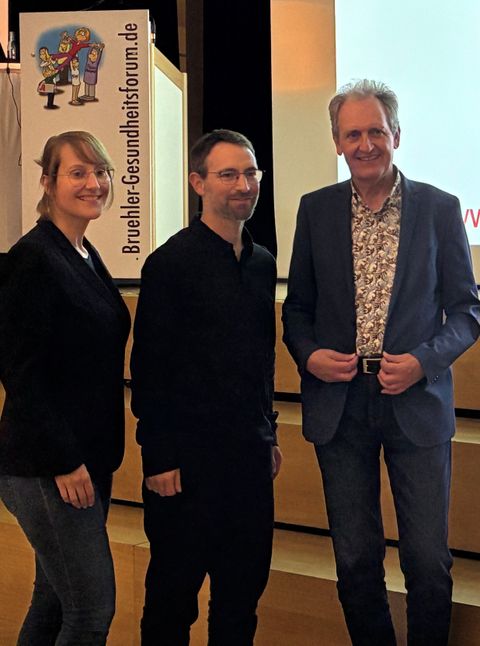 VHS-Leiterin Carolin Brunner, Chefarzt der Altersmedizin an der GRN-Klinik Schwetzingen Dr. med. Andreas Baier und Bürgermeister Dr. Ralf Göck freuen sich über ein gelungenes Gesundheitsforum