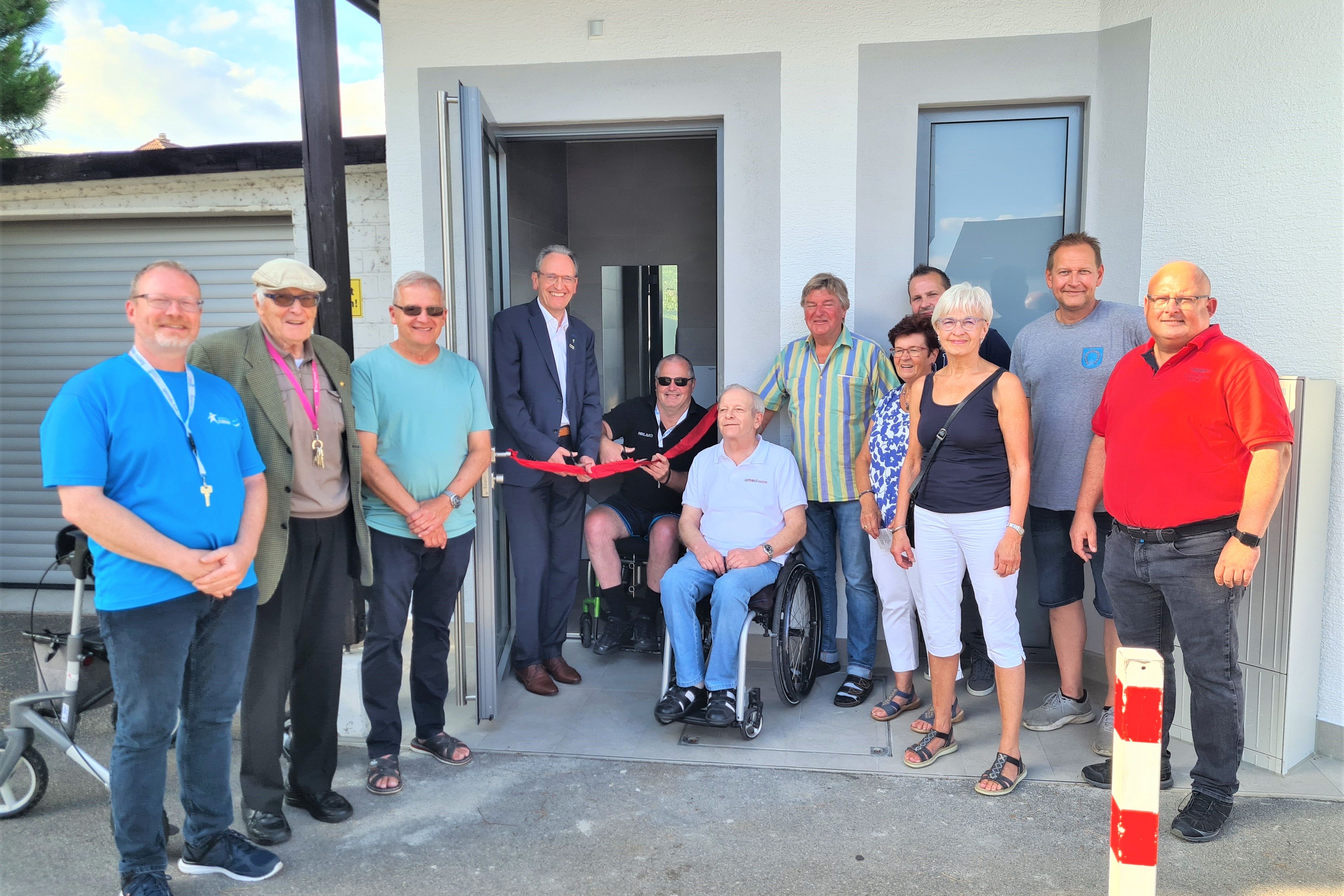Die kleine Einweihungszeremonie geriet zum kommunalpolitischen Ereignis, das auch vier Gemeinderäte/innen besuchten: Rene Unholz, Karl Beck, GR Klaus Pietsch, Wolfgang Eppel, GR Wolfram Gothe, GRin Ursula Calero, Kai Rill, GRin Claudia Stauffer, Marcus Sc