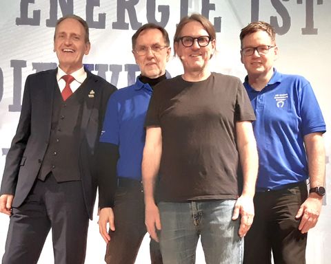 Die Aktiven auf der Bühne v.l.n.r: Bürgermeister Dr. Ralf Göck, Hans Kasper (AG Erneuerbare Energien), Carsten Herbert, Thomas Bechtel (AG Erneuerbare Energien)