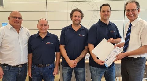 Ordnungsamtsleiter Jochen Ungerer, Harald Schuhmacher, Benjamin Noller, Kommandant Marco Krupp und Bürgermeister Dr. Ralf Göck bei der Übergabe der Bestellungsurkunden im Sitzungssaal des Rathauses. 