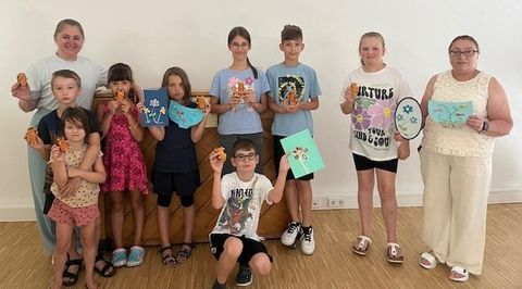 Die jungen Künstler mit ihren Werken, die sie unter der fachkundigen Anleitung von Frau Vorobiova und Frau Bryk gestaltet haben.