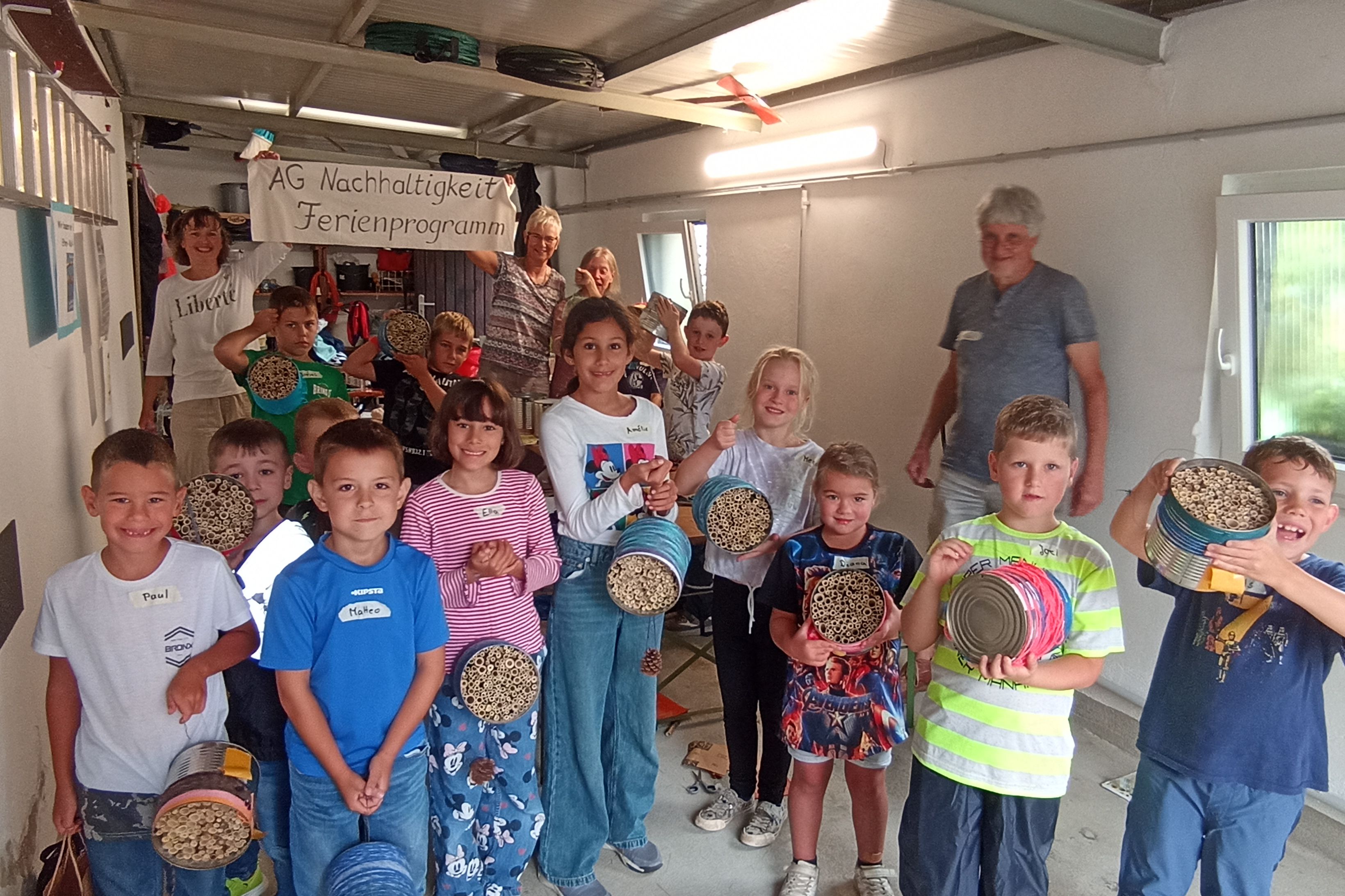 Die teilnehmenden Kinder des Ferienprogramms präsentieren stolz ihre gebauten Insektenhotels