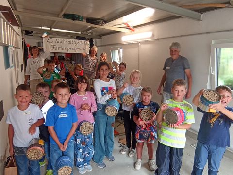 Die teilnehmenden Kinder des Ferienprogramms präsentieren stolz ihre gebauten Insektenhotels