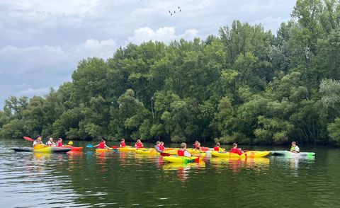 Nach einigen Trockenübungen an Land ging es rein in die Boote und rauf auf's Wasser. 