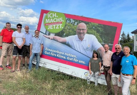 Mit der Brühler Klimaschutz AG „Erneuerbare Energien“ um ihren Sprecher Helmut Sprengel (re.) trafen sich Klimaschutzmanagerin Birgit Sehls, Bürgermeister Dr. Ralf Göck und sein Vertreter Hans Hufnagel (v.l.n.r.) vor dem Plakat „Ich mach mit“ an der Schwe