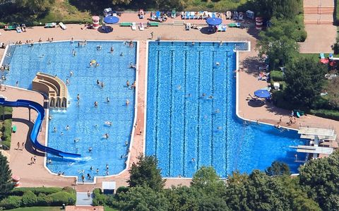 Die Becken des Brühler Freibads aus der Vogelperspektive