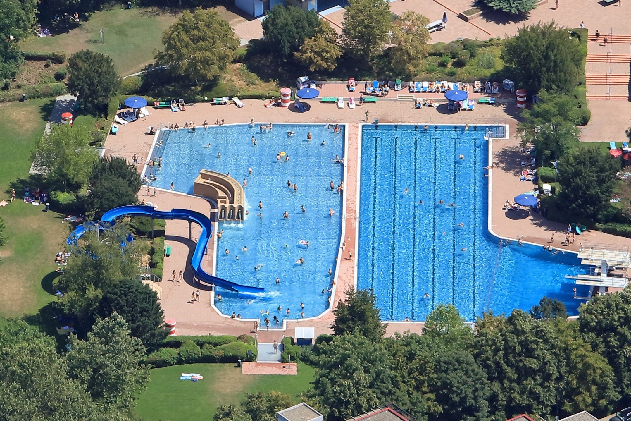 Das Brühler Freibad präsentiert sich wie ein Park mit großen Wasserflächen.