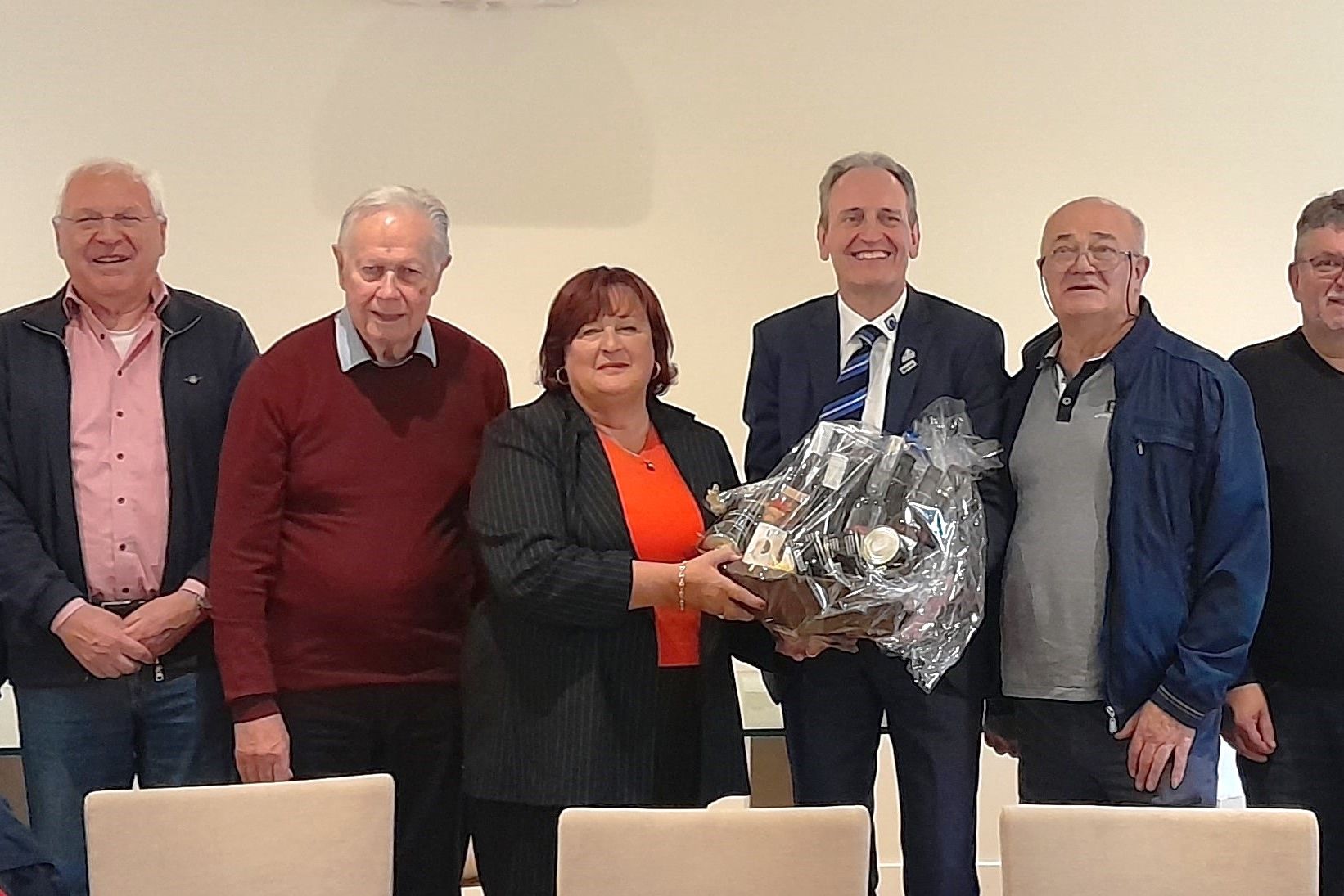 Nach der Partnerschafts-Ausschuss-Sitzung überreichte Brühls Bürgermeister Dr. Ralf Göck einen großen Geschenkkorb an Bürgermeister-Stellvertreterin Odile Hugnet. Die bei der Kulturarbeit Mitarbeitenden Jochen Ungerer, Wolfram Gothe, Claude Novaresio, Han