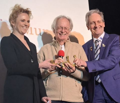 Dr. Fee Wiesinger erhält den „Staffelstab“ aus den Händen von Dr. Axel Sutter und Dr. Ralf Göck