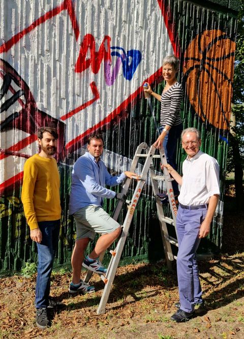 Emanuel Kuderna, Florian Feigenbutz und Bürgermeister Dr. Ralf Göck (v.l.n.r.) halten die Leiter für „Sprayerin“ Alexandra Halkenhäuser