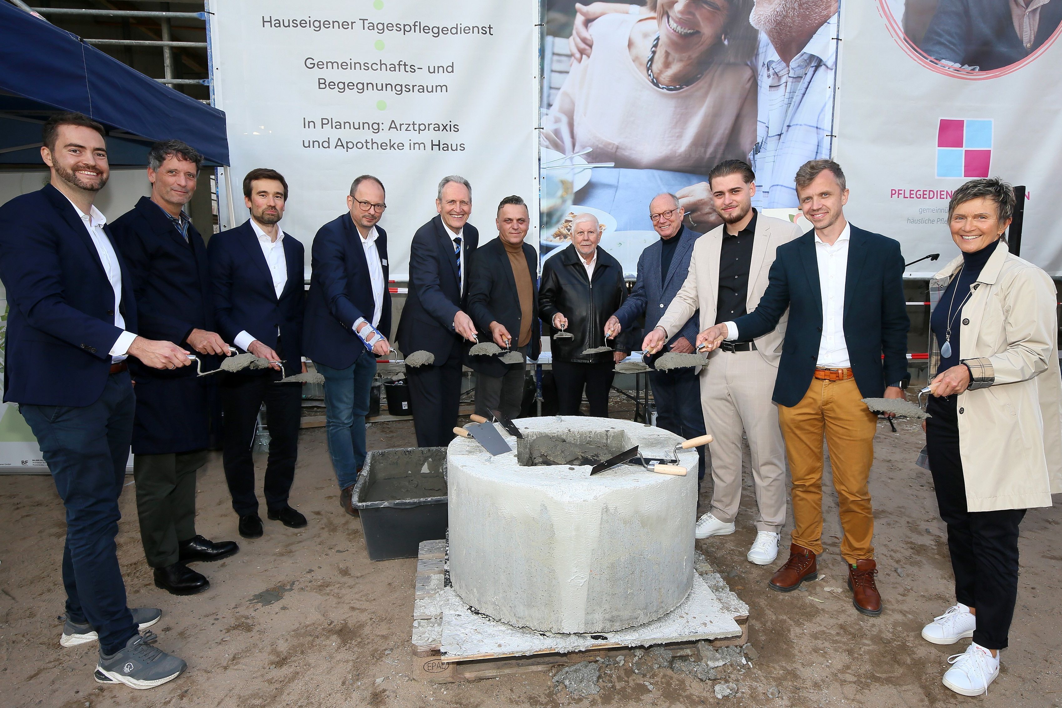 Die gut gefüllte Grundstein-Kassette wird mit viel Speis versenkt