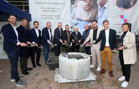 Die gut gefüllte Grundstein-Kassette wird mit viel Speis versenkt