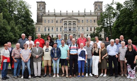 Vor Schloss Albrechtsberg gab es das obligatorische Gruppenfoto 