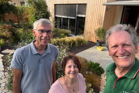 Familie Mack präsentierte ihr energieeffizient weiterentwickeltes Einfamilienhaus: v. l. n. r. Robert Mack, Klimaschutzmanagerin Birgit Sehls, Bürgermeister Dr. Ralf Göck