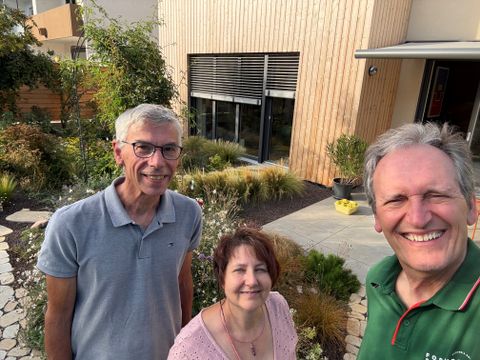 Familie Mack präsentierte ihr energieeffizient weiterentwickeltes Einfamilienhaus: v. l. n. r. Robert Mack, Klimaschutzmanagerin Birgit Sehls, Bürgermeister Dr. Ralf Göck