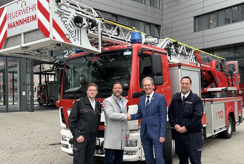 Beim Shake-Hand: Der Mannheimer Feuerwehr-Chef Thomas Näther, Mannheims Erster Bürgermeister und Sicherheitsdezernent Dr. Volker Proffen, Brühls Bürgermeister Dr. Ralf Göck und Feuerwehrkommandant Marco Krupp.