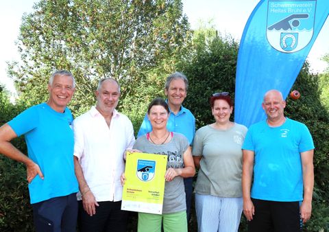 Helmut Sprengel (Vorstand Hellas), Holger Voigt, Geschäftsführer des Badischen Schwimmverbandes, Kursleiterin Silke Will, Bürgermeister Dr. Ralf Göck, Karla Leideck-Klein (Vorstand Hellas) und Bäderleiter Patrick Berndt