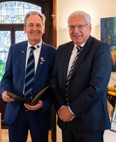Der neue Ehrenbürger Hans Hufnagel mit Bürgermeister Dr. Ralf Göck