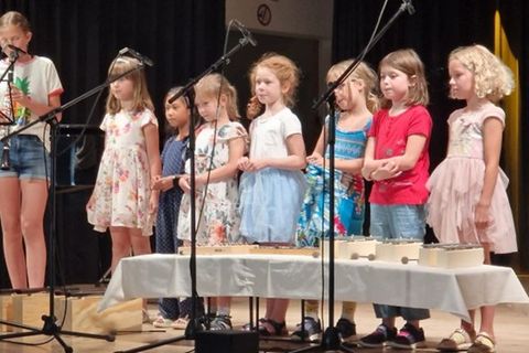 Kinder des Orff-Spielkreises und Klarinettistin Nele Franz beim Jahreskonzert 2025