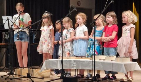 Kinder des Orff-Spielkreises und Klarinettistin Nele Franz beim Jahreskonzert 2025