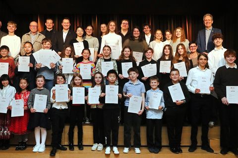 Die stolzen Preisträger des Regionalwettbewerbs „Jugend musiziert“ aus der Region „Mannheim Süd“ und ihre Gratulanten