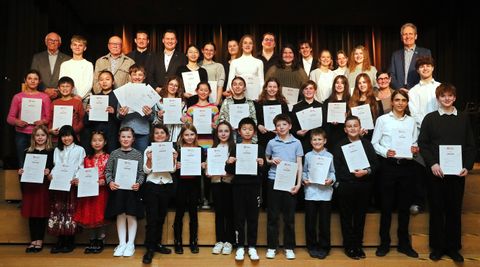 Die stolzen Preisträger des Regionalwettbewerbs „Jugend musiziert“ aus der Region „Mannheim Süd“ und ihre Gratulanten
