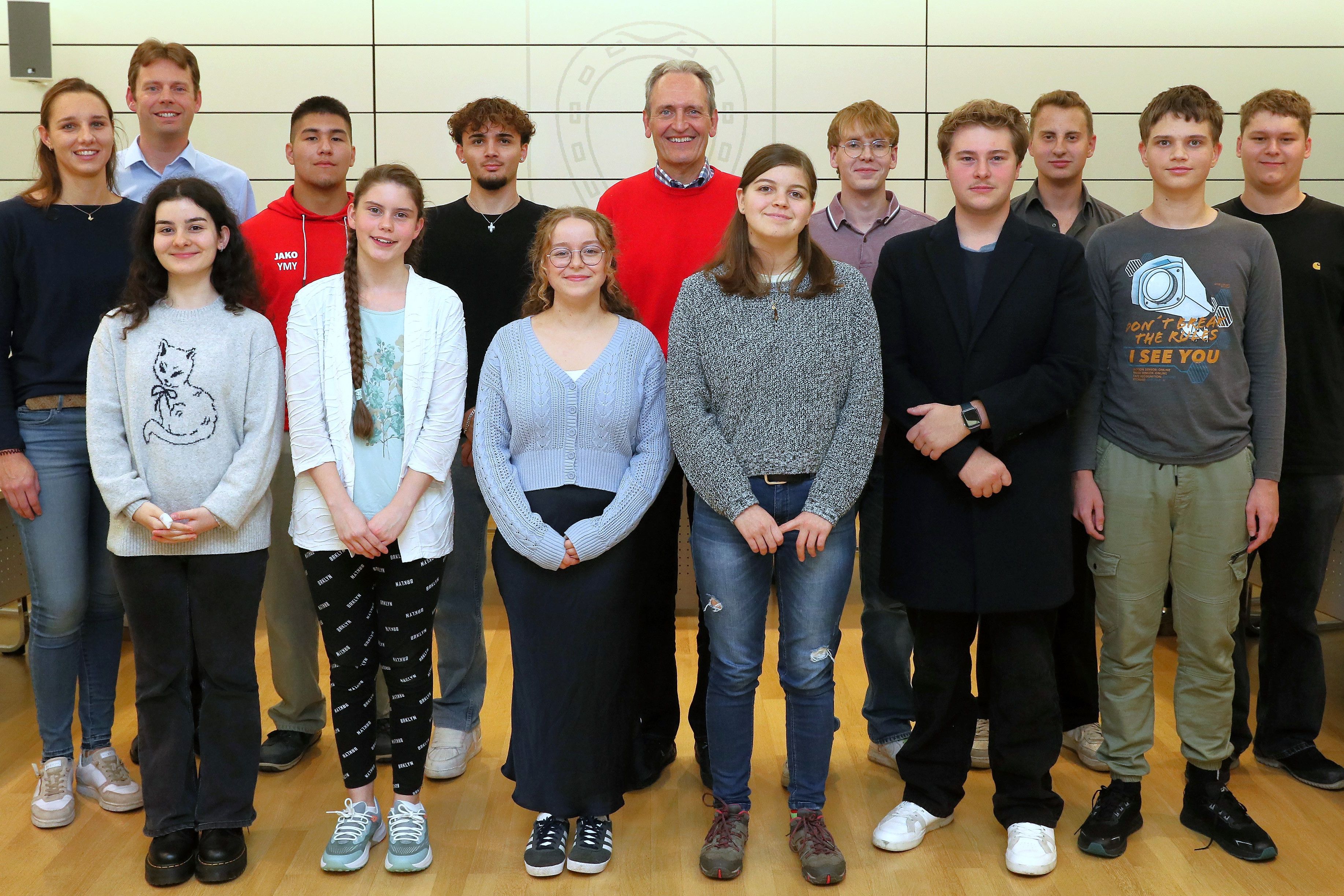 Bei der Verpflichtung der neuen Jugendgemeinderäte freuen sich (v. l.) deren Ansprechpartnerin im Rathaus Anna-Lena Schneider, der Ehrenvorsitzende Michael Till, dem Göck vorher für die gute Unterstützung im Vorfeld der Wahl gedankt hatte.