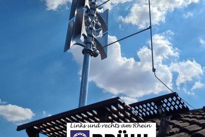 Blick auf die neu installierte Sirene auf dem Rathaus-Dach.